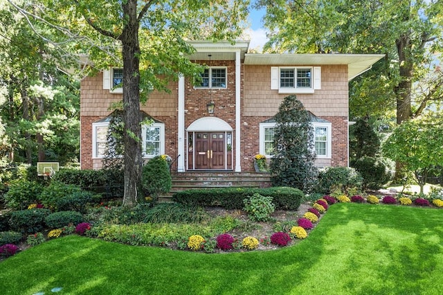 view of front of home featuring a front lawn