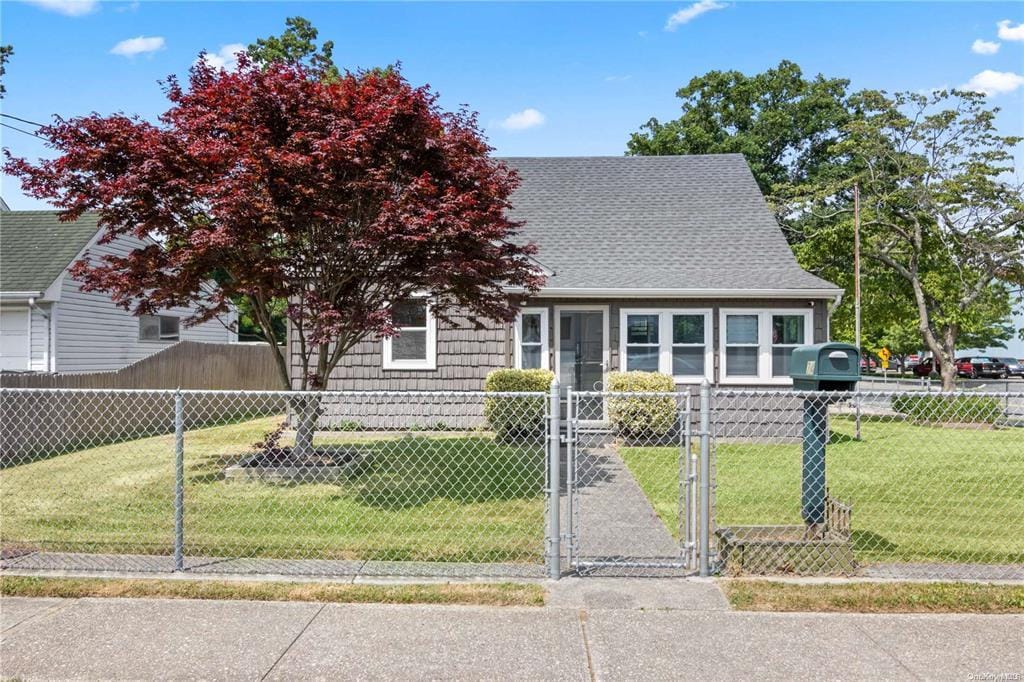 view of front facade featuring a front yard