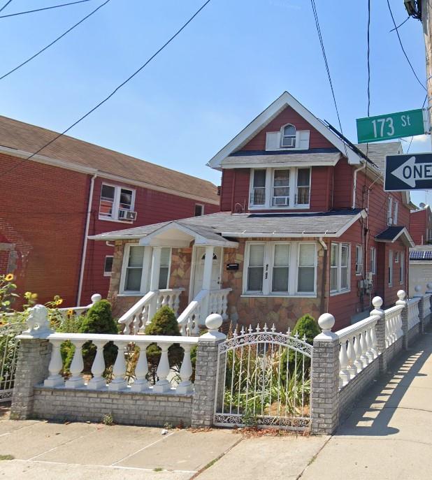 view of front of home