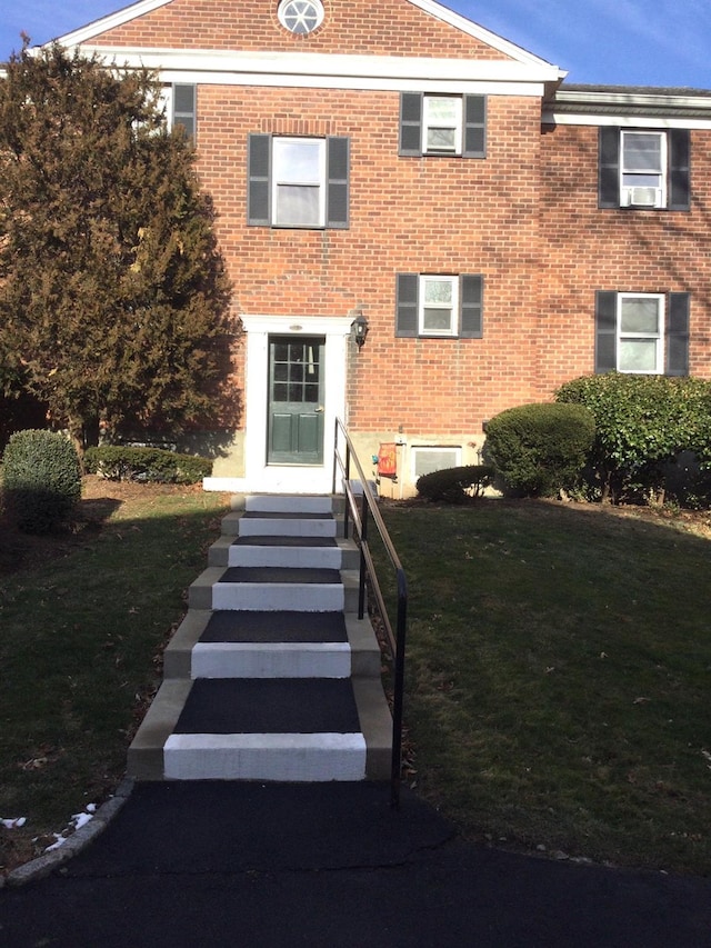 view of front facade featuring a front yard