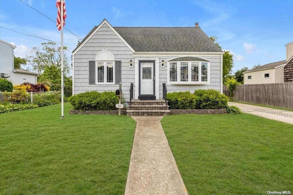 view of front of house with a front lawn