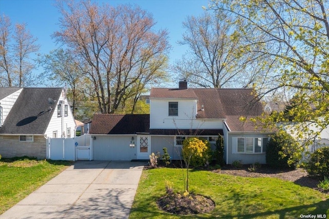 view of front facade with a front yard