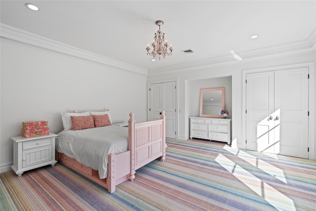 bedroom with carpet, a notable chandelier, crown molding, and a closet