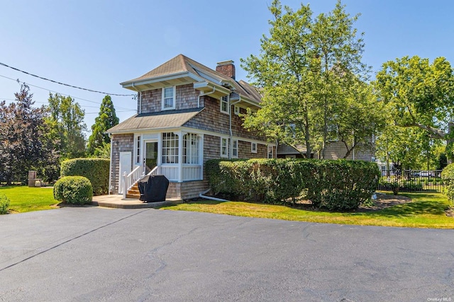 view of front of property with a front yard