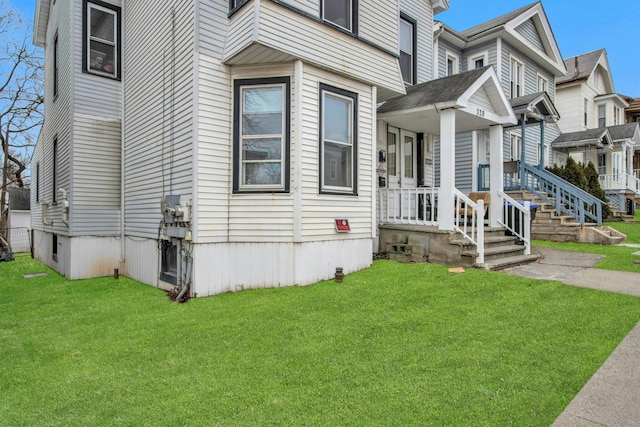 view of front facade with a front yard