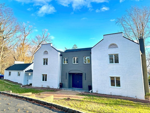 view of front of house featuring a front yard