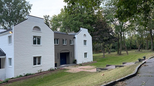 view of front of property with a front yard