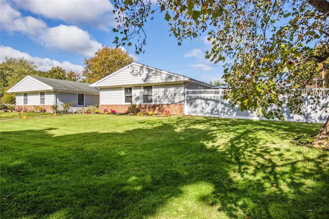 view of front of house featuring a front lawn