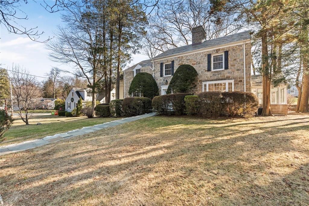 view of front of house with a front lawn