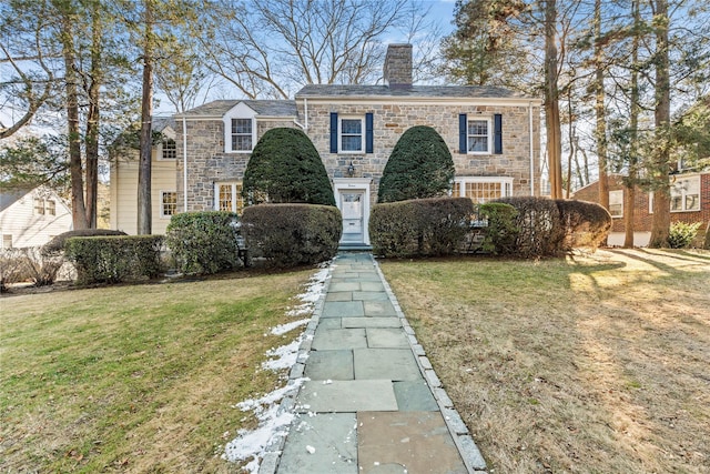 view of front of home featuring a front yard