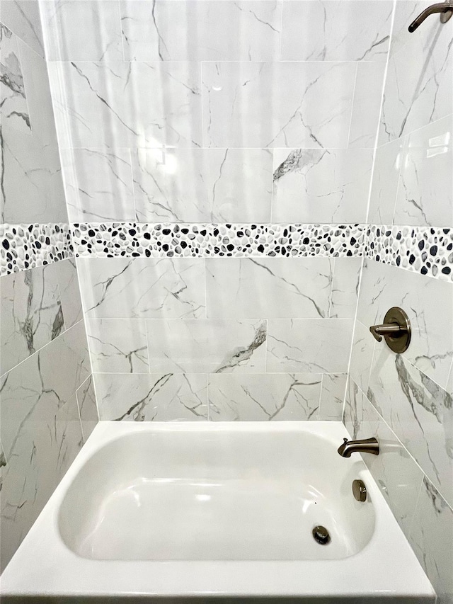 bathroom featuring tiled shower / bath combo