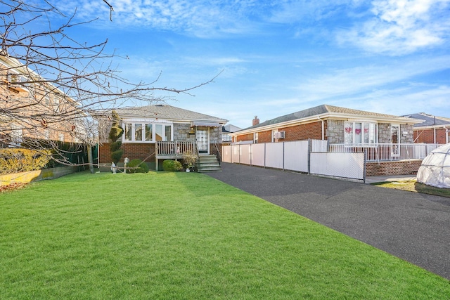 view of front facade with a front yard