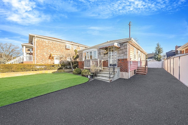 view of front of home featuring a front lawn