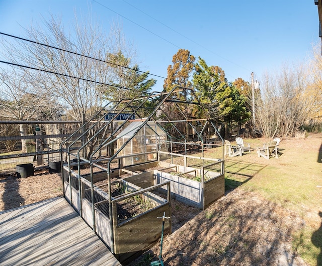 view of yard with an outdoor structure