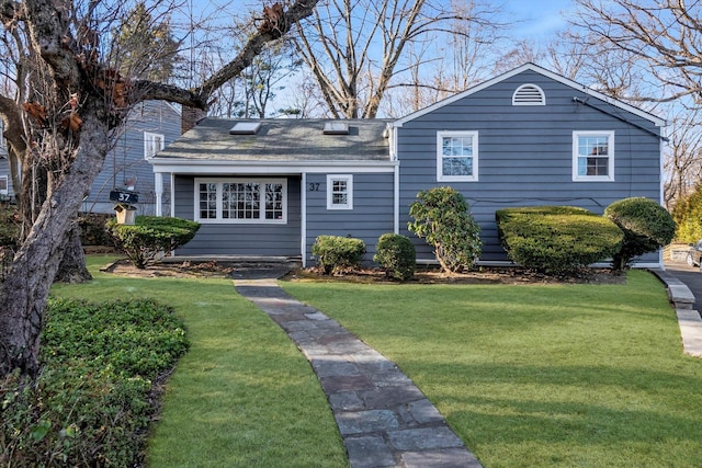 view of front of property featuring a front lawn