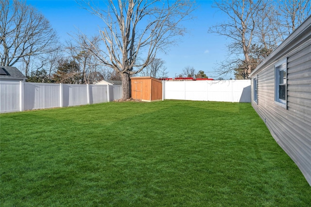 view of yard featuring a storage shed