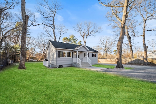 view of front facade featuring a front lawn