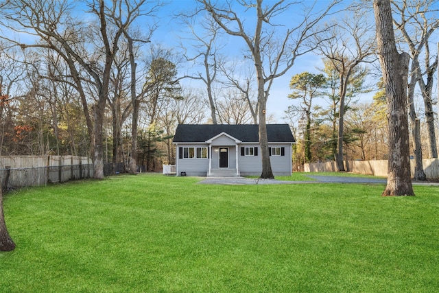 view of front of house featuring a front lawn