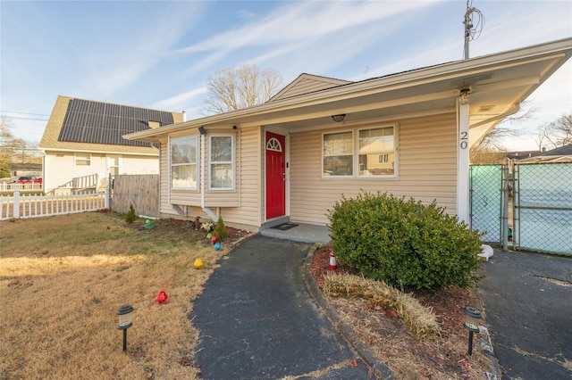 view of front facade featuring covered porch and a front yard