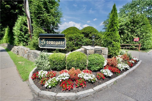 view of community / neighborhood sign