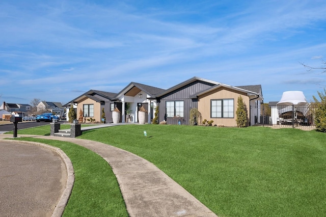 view of front of property with a front yard