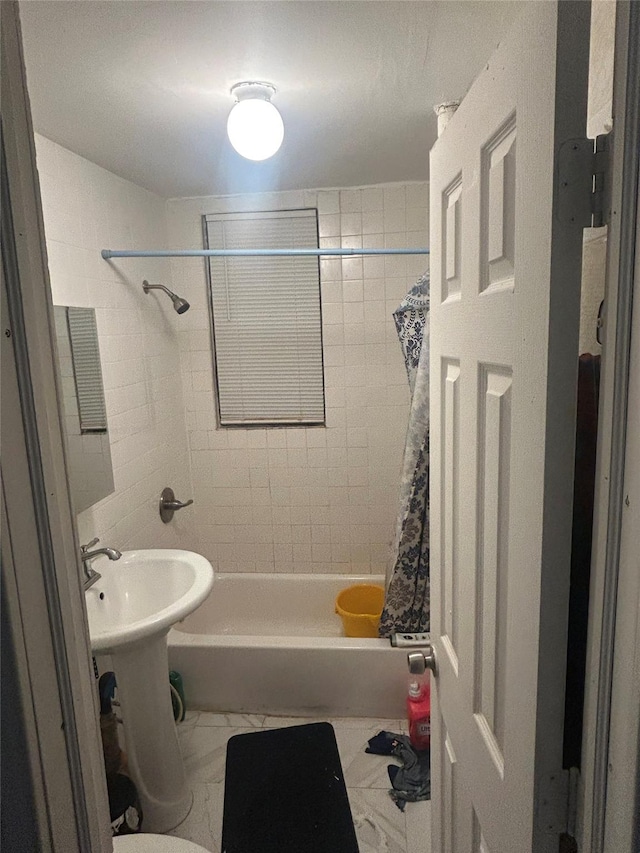 bathroom with shower / tub combo