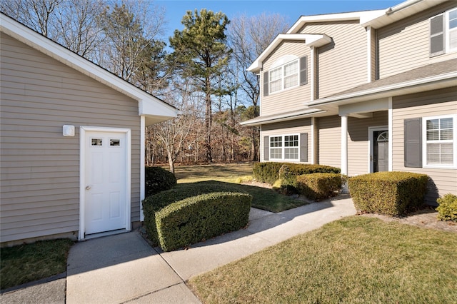 property entrance featuring a yard