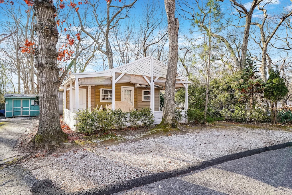 25 Anchor Path, Baiting Hollow, NY 11933 - view of front of house with a porch
