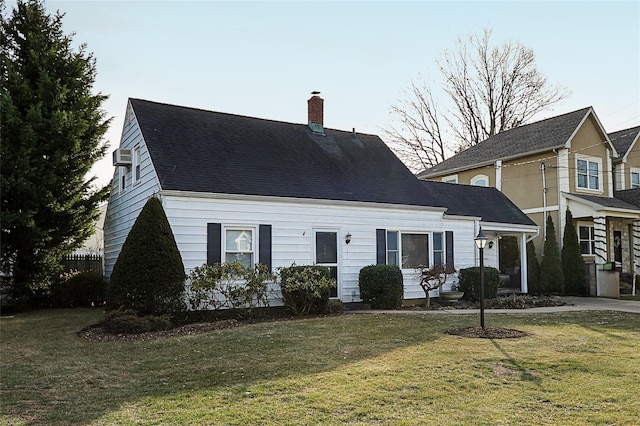 view of front of home featuring a front lawn