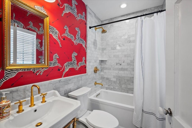 full bathroom featuring shower / bathtub combination with curtain, sink, and toilet