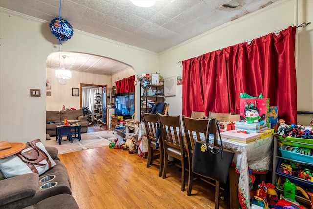 dining area featuring light hardwood / wood-style floors and ornamental molding