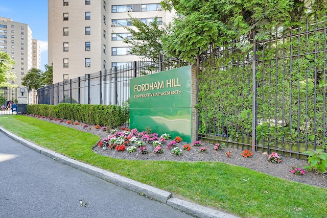 view of community / neighborhood sign