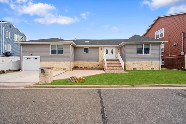 view of front of home featuring a front yard and a garage