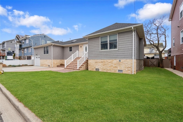 view of front of home featuring a front yard