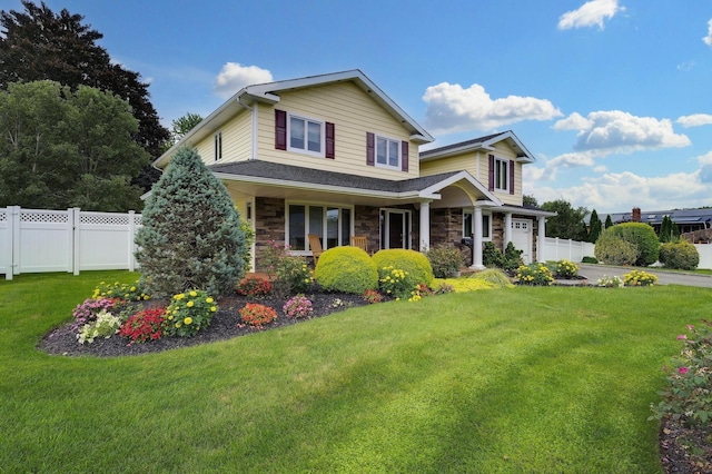 view of front of property featuring a front lawn