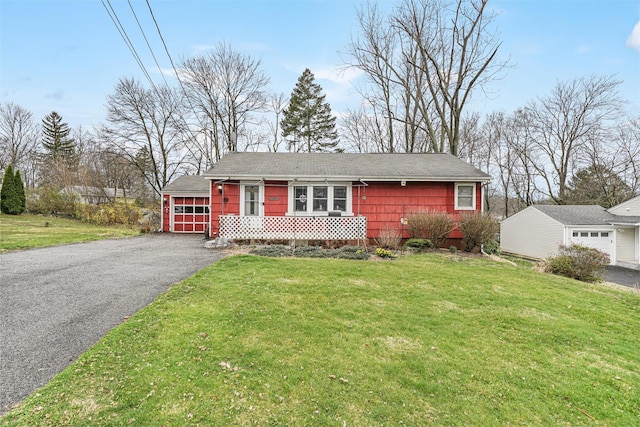 single story home featuring a front lawn