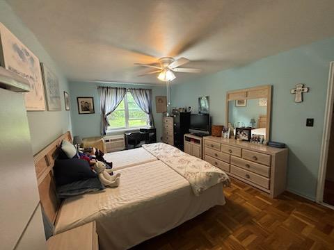 bedroom featuring ceiling fan