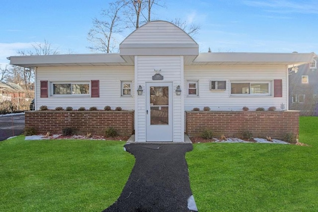 view of front of home with a front lawn