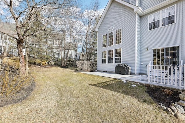 view of yard featuring a patio