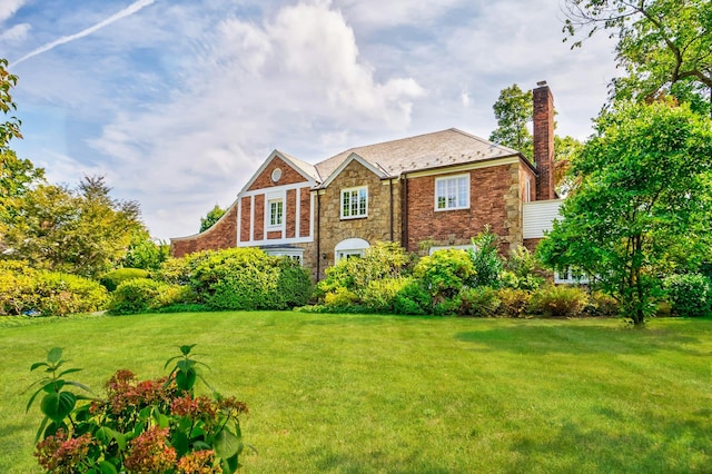 view of front of property with a front yard