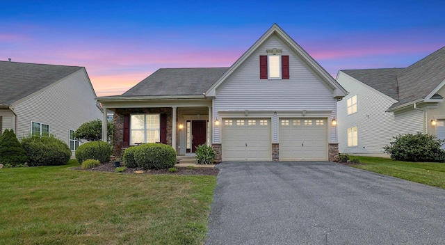 view of front of property featuring a lawn