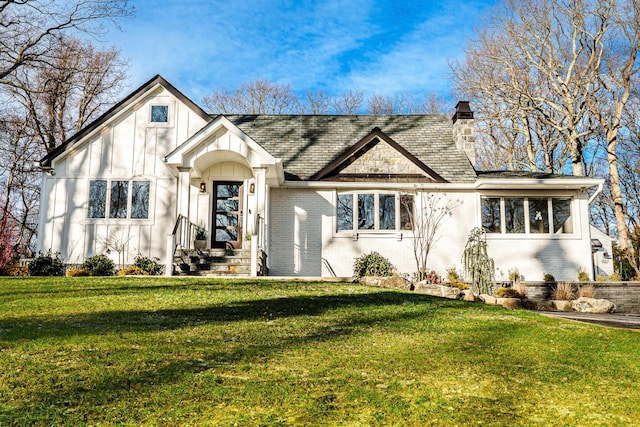 view of front facade with a front lawn