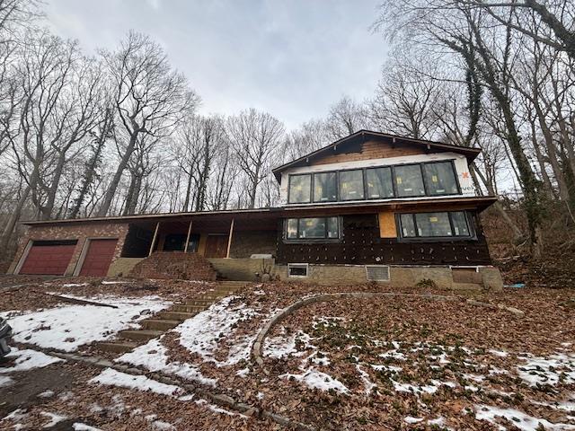 view of front of property featuring a garage