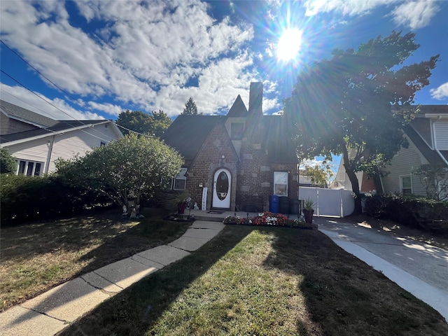 view of front of home featuring a front yard