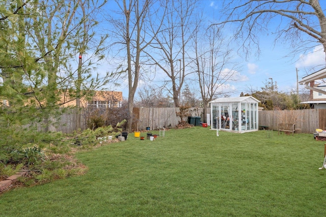 view of yard featuring an outbuilding