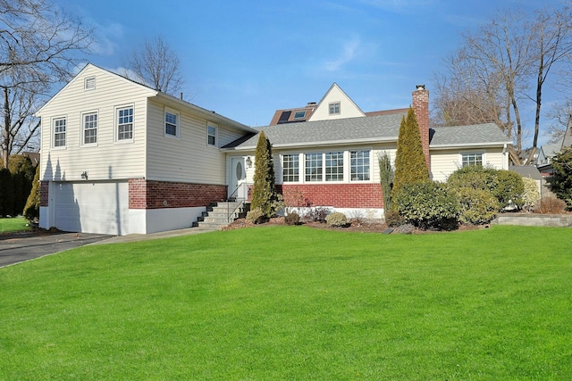 view of front facade featuring a front lawn and a garage