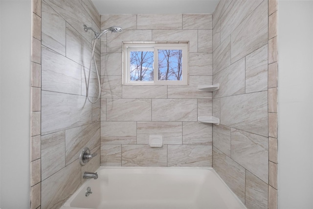 bathroom featuring tiled shower / bath