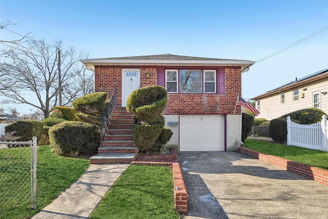 view of front facade featuring a front lawn and a garage