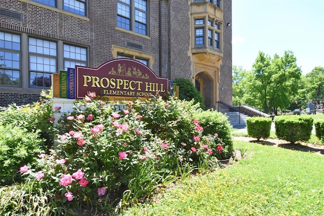 view of community / neighborhood sign