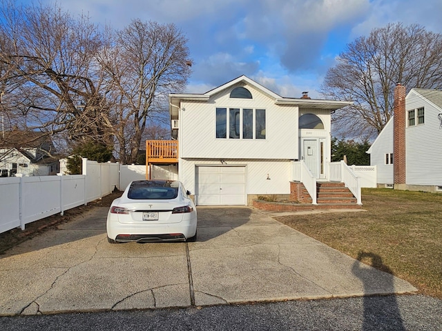 view of front of home featuring a front lawn and a garage